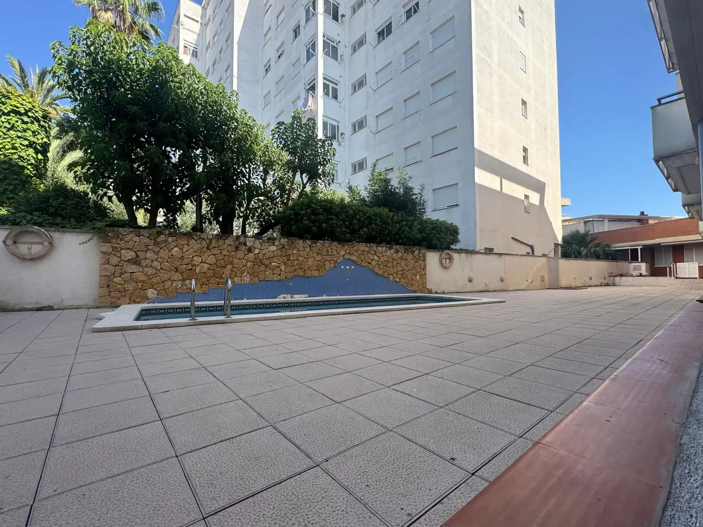Piscina de Piso en venta en Torredembarra con Terraza, Alarma y Piscina comunitaria