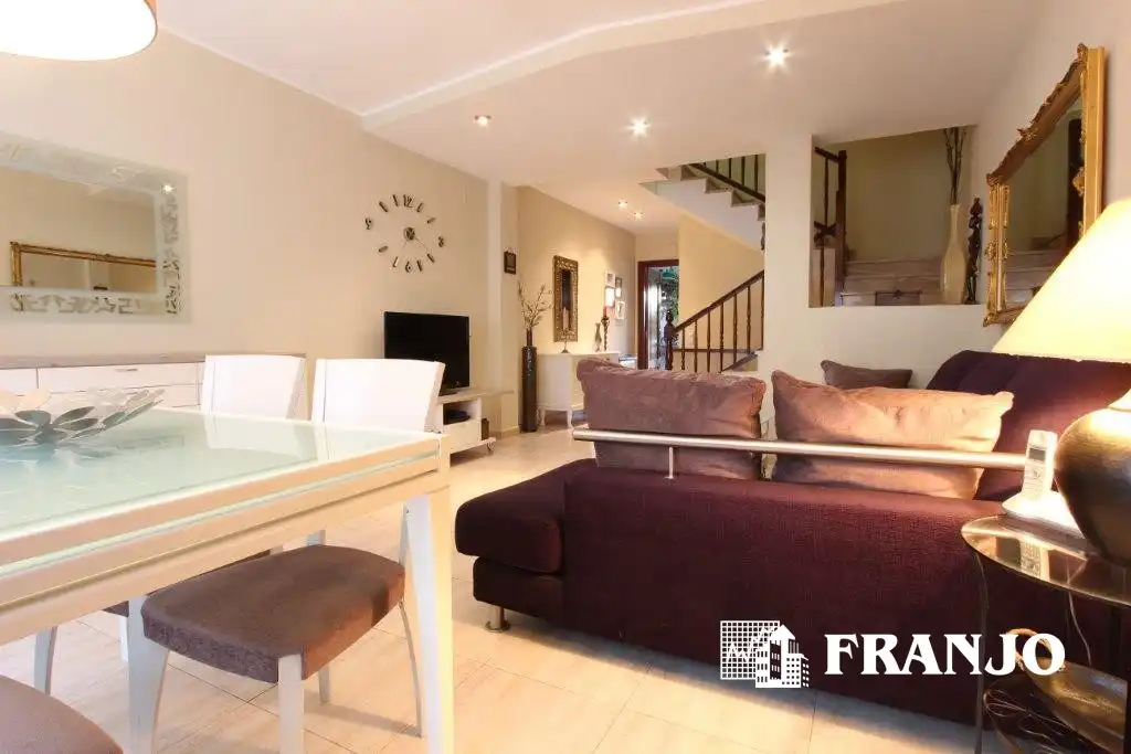 Sala de estar de Casa adosada en venta en Sabadell con Aire acondicionado, Calefacción y Jardín privado