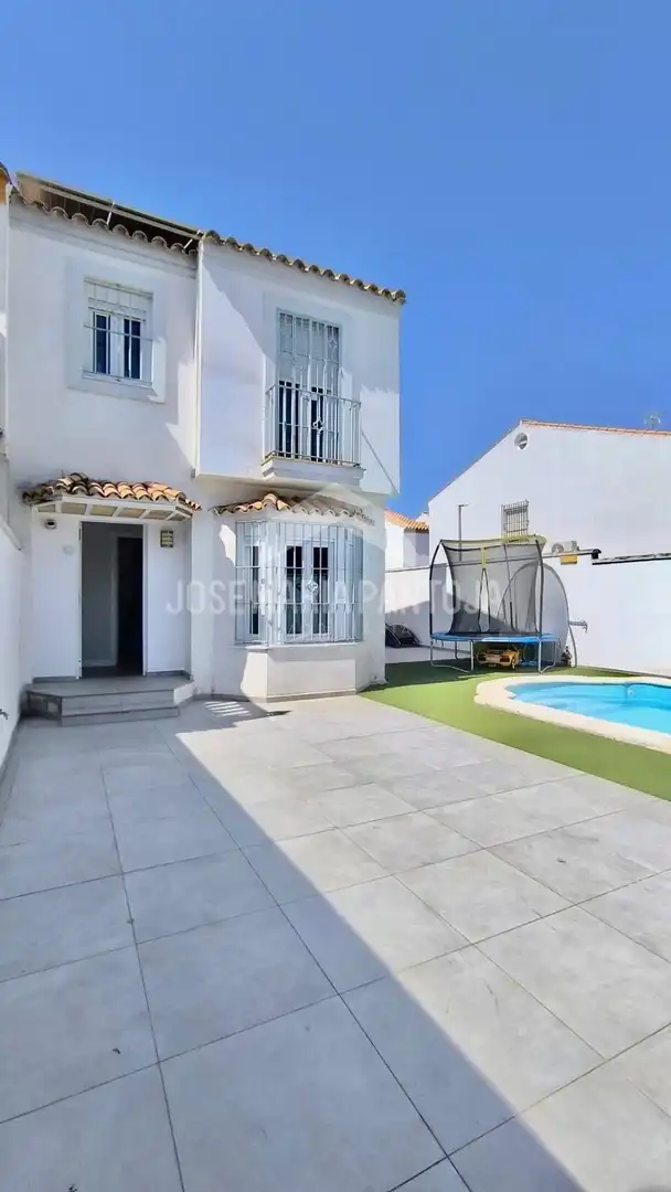 Vista exterior de Casa adosada en venta en Jerez de la Frontera con Aire acondicionado, Calefacción y Jardín privado