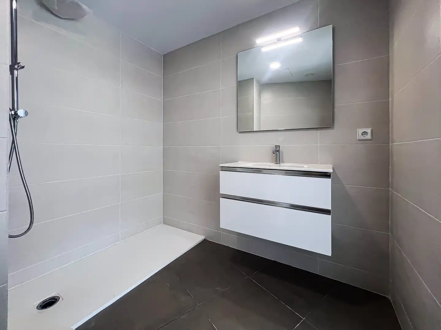 Bajo de obra nueva con ascensor en venta en Carrer Major 490, imagen 7