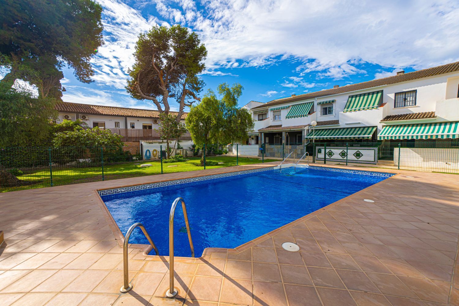 Piscina de Casa o xalet en venda en Vélez-Málaga amb Jardí privat, Terrassa i Traster