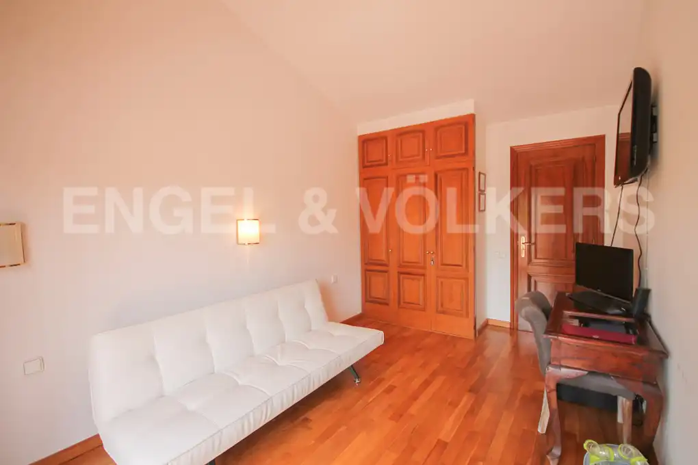 Sala d'estar de Casa o xalet en venda en Barcelona amb Aire condicionat, Calefacció i Jardí privat