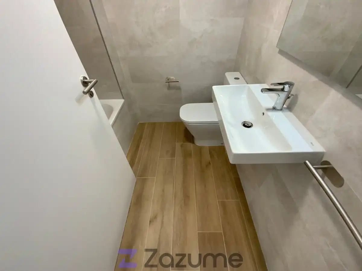 Bathroom of Flat for rent in Valencia  with Air Conditioner, Heating and Private garden
