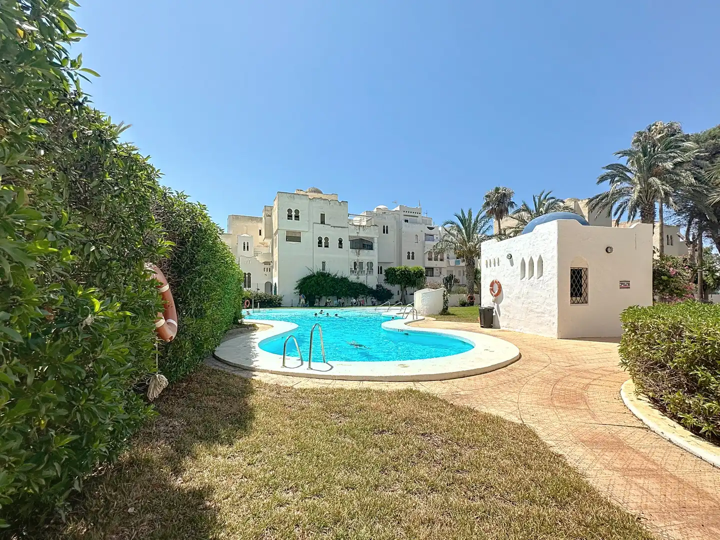 Piscina de Apartamento en venta en Roquetas de Mar con Jardín privado, Terraza y Amueblado