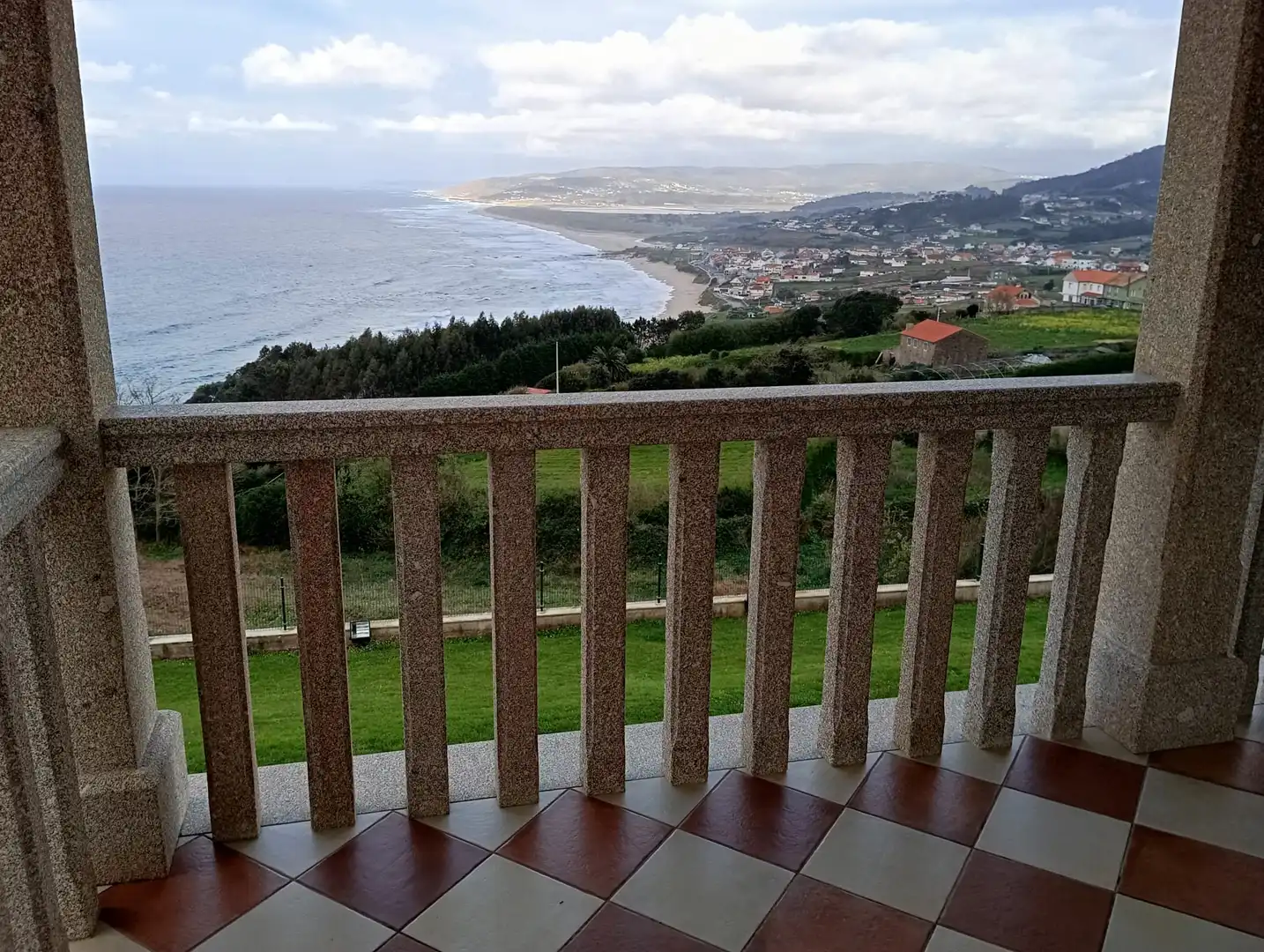 Vista exterior de Casa o chalet de alquiler en Carballo con Amueblado, Horno y Se aceptan mascotas