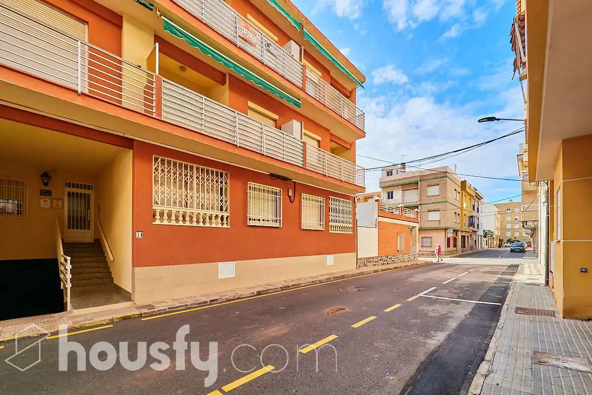 Vista exterior de Piso en venta en San Pedro del Pinatar con Aire acondicionado, Terraza y Amueblado