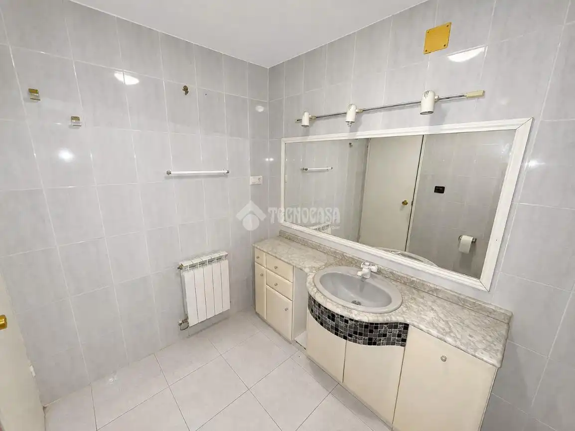 Bathroom of Flat for sale in Alcalá de Henares  with Air Conditioner and Storage room
