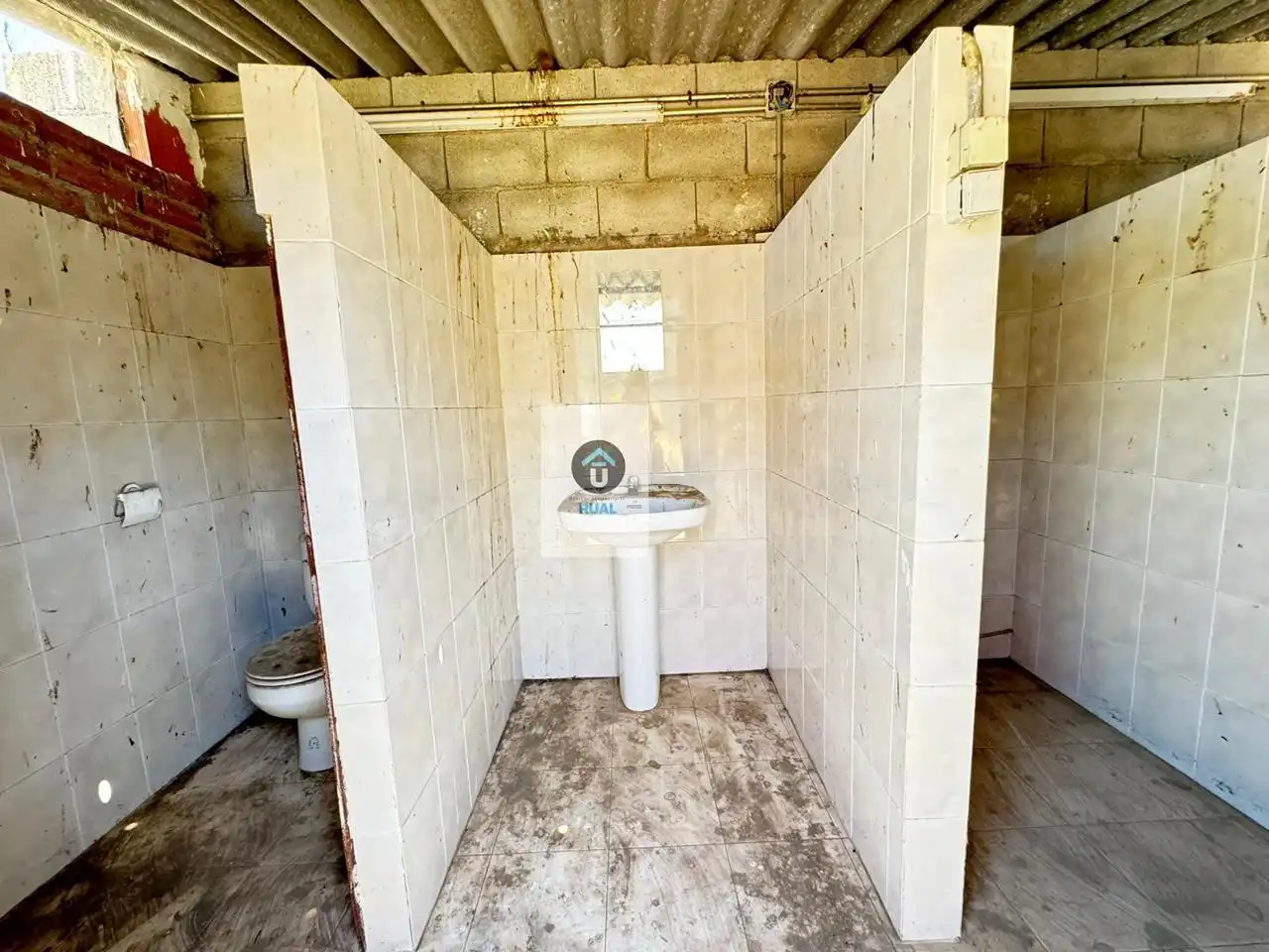 Baño de Nave industrial en venta en Belvís de la Jara