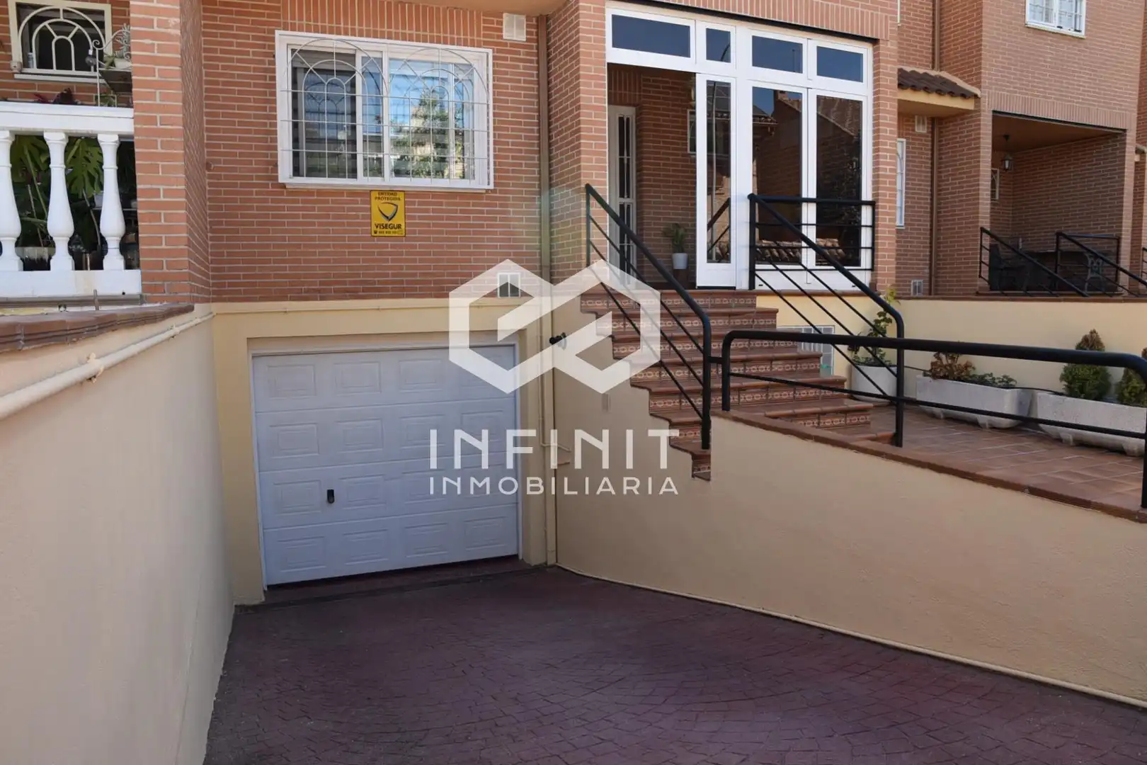 Vista exterior de Casa adosada en venda en Alcalá de Henares amb Aire condicionat, Calefacció i Jardí privat
