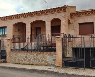 Vista exterior de Casa adosada en venda en Bargas amb Terrassa