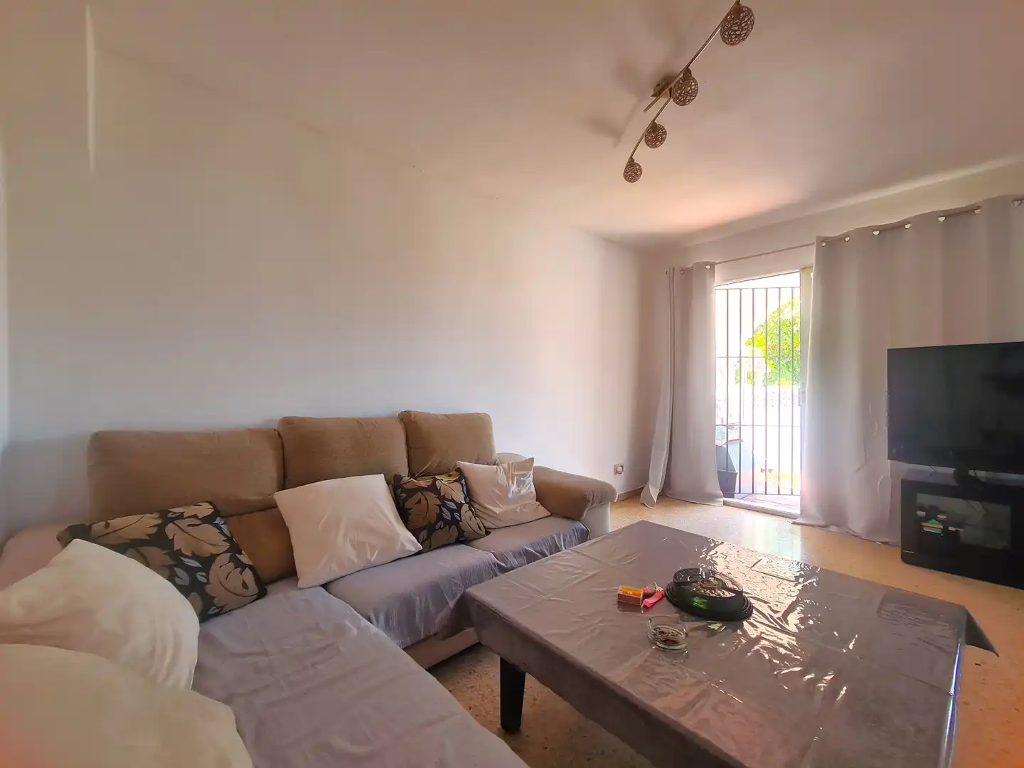 Sala d'estar de Casa adosada en venda en Estepona amb Aire condicionat, Jardí privat i Terrassa