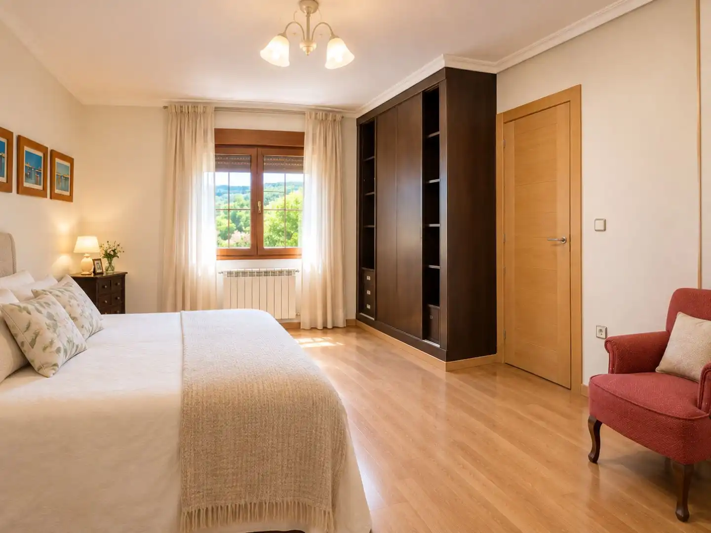 Dormitori de Casa adosada de lloguer en Cabezuela del Valle amb Calefacció, Parquet i Terrassa