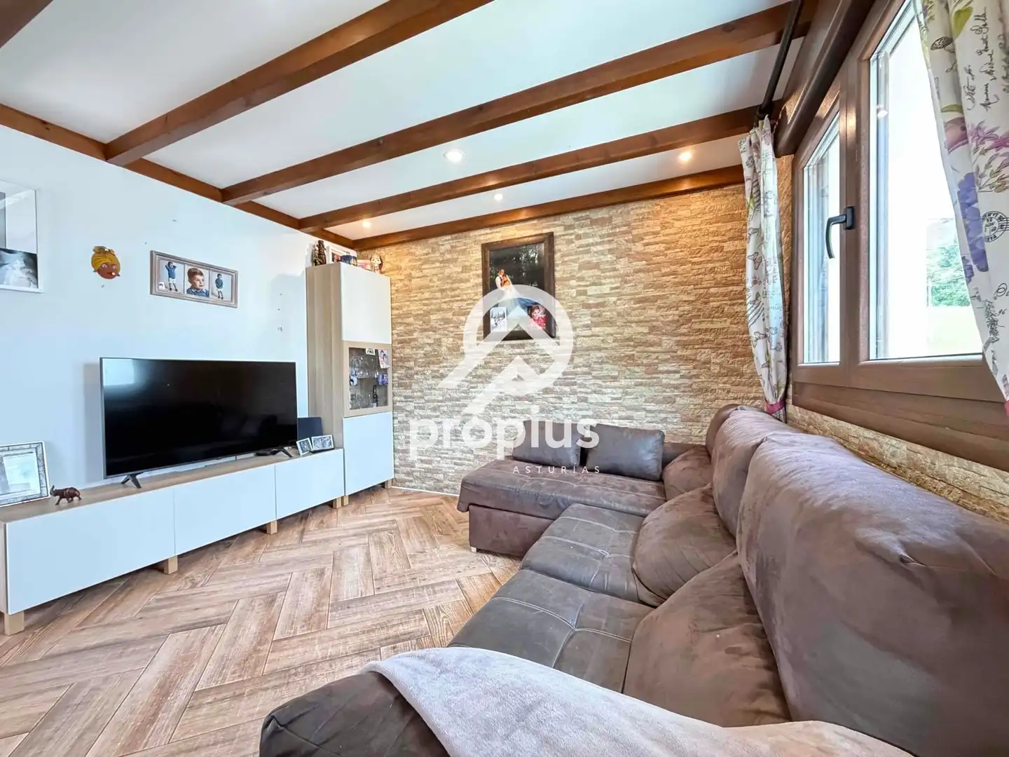 Sala d'estar de Casa o xalet en venda en Sariego amb Calefacció, Parquet i Traster