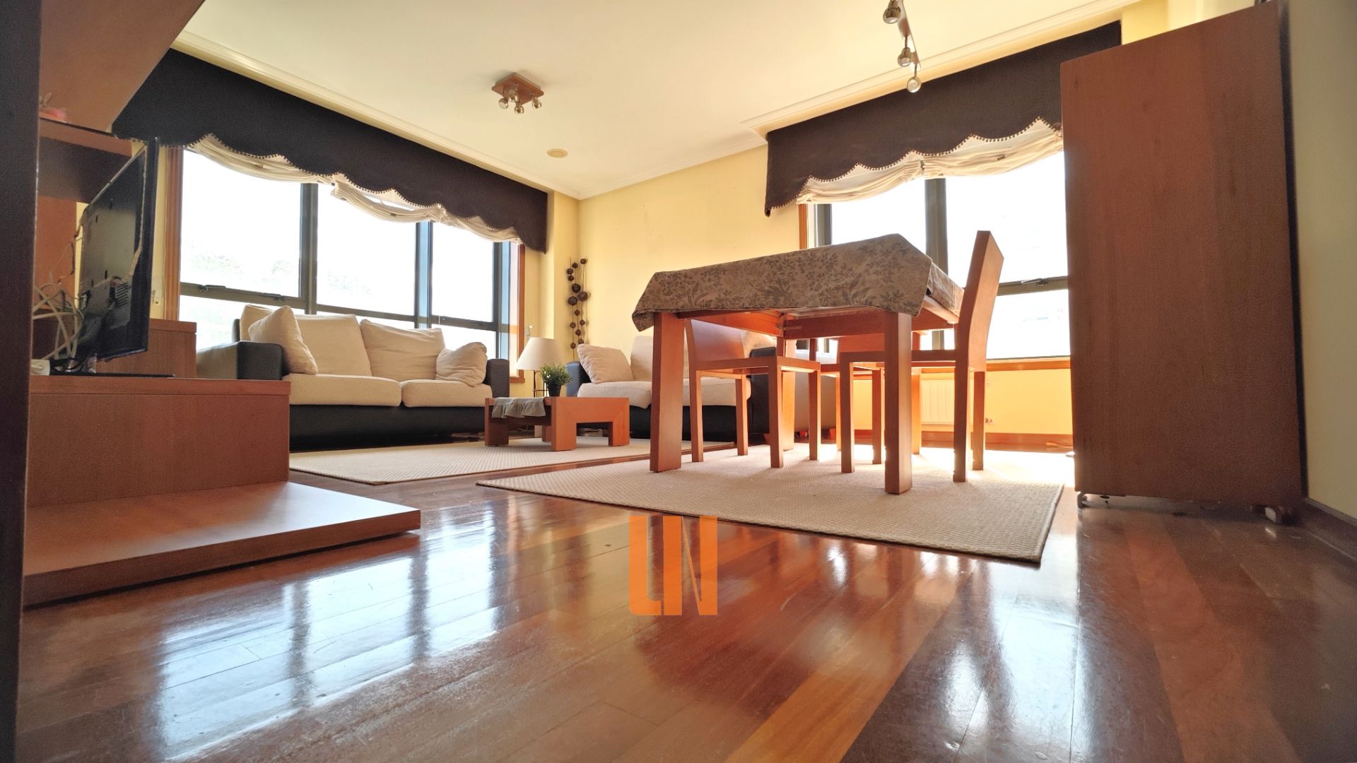 Sala d'estar de Pis en venda en A Coruña Capital  amb Calefacció, Parquet i Traster