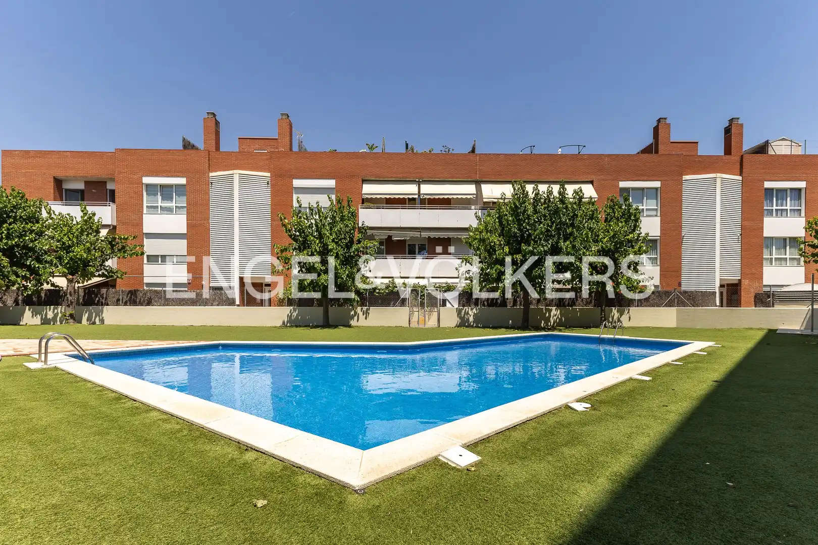 Piscina de Dúplex en venta en Montgat con Aire acondicionado, Calefacción y Jardín privado