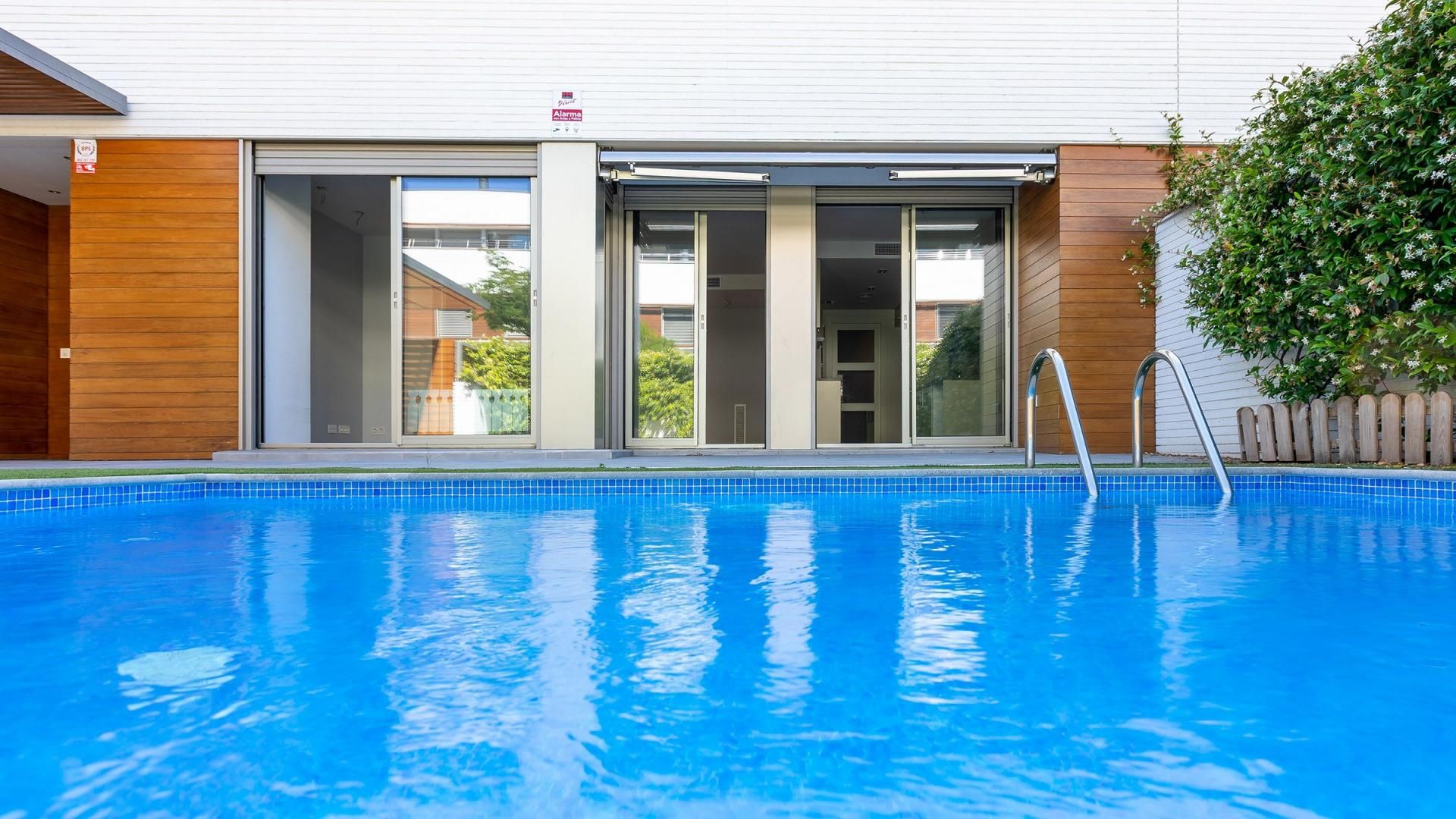 Piscina de Casa o chalet en venta en Sabadell con Aire acondicionado, Jardín privado y Parquet