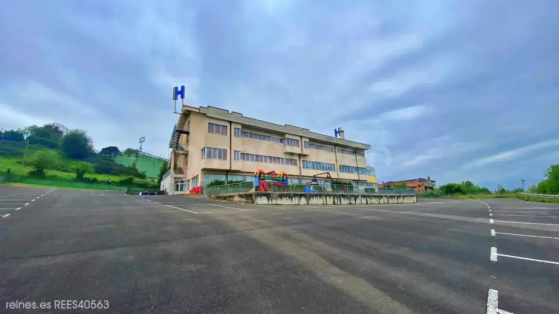 Außenansicht von Gebäude zur Miete in Oviedo 