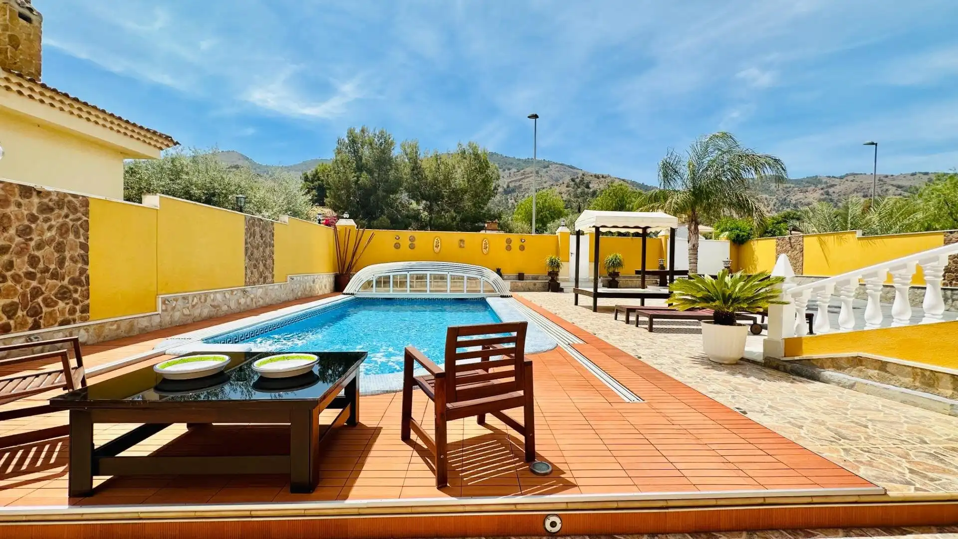 Vista exterior de Casa o xalet en venda en Orihuela amb Calefacció, Jardí privat i Terrassa