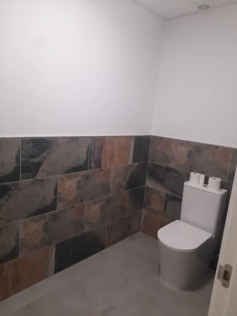 Badezimmer von Fabrikhallen zur Miete in Sabadell mit Heizung