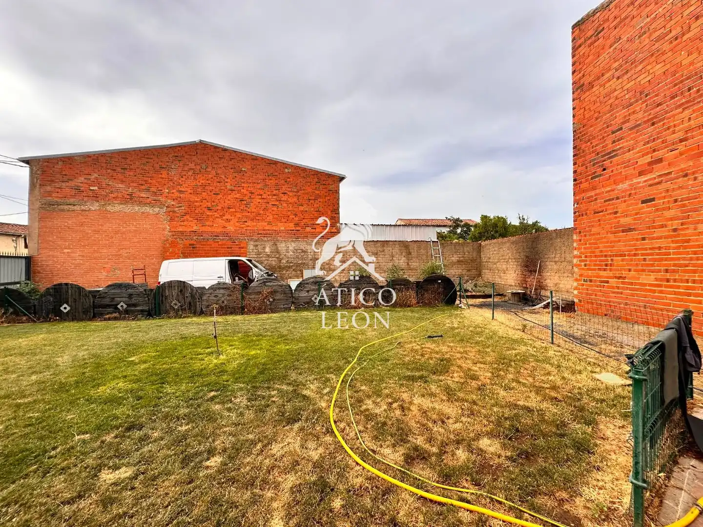 Houses for sale in Valdefresno  with Heating, Private garden and Storage room