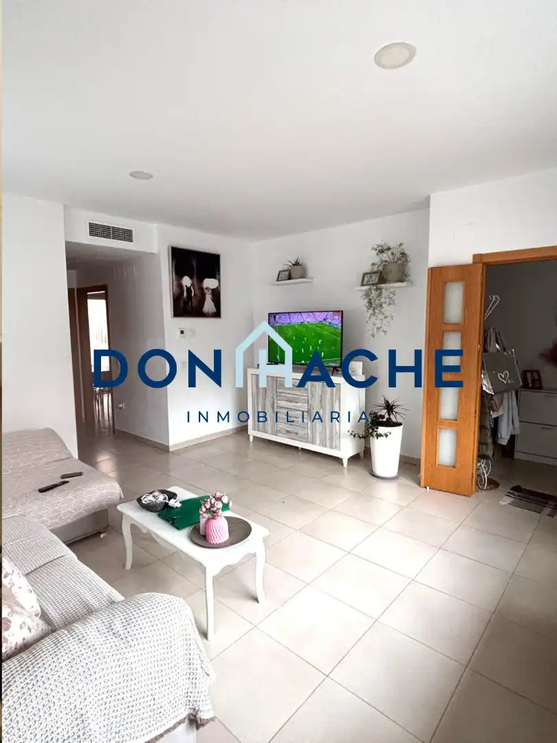 Wohnzimmer von Einfamilien-Reihenhaus zum Verkauf in Mérida mit Klimaanlage, Heizung und Privatgarten