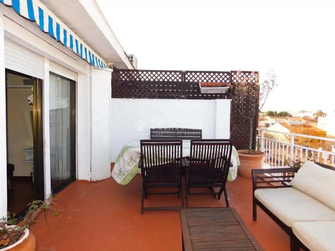 Terrasse von Dachboden zum Verkauf in Vilanova i la Geltrú mit Parkett, Terrasse und Möbliert