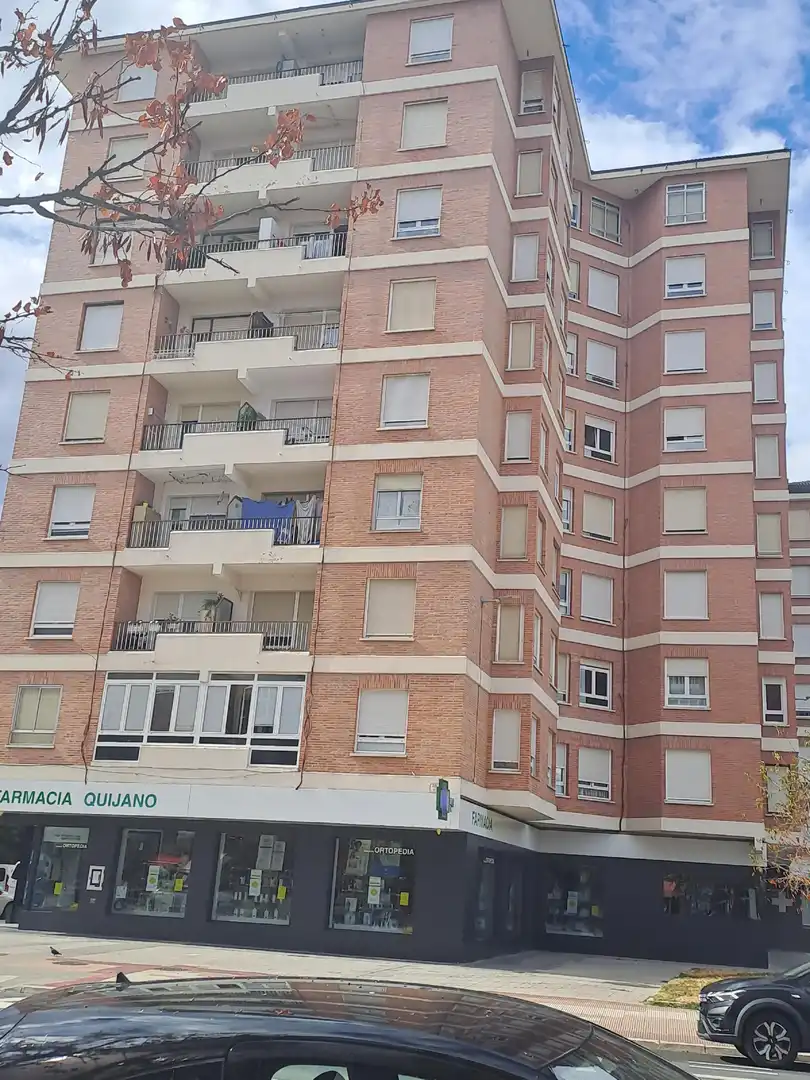 Vista exterior de Piso en venta en Vitoria - Gasteiz con Calefacción, Parquet y Terraza