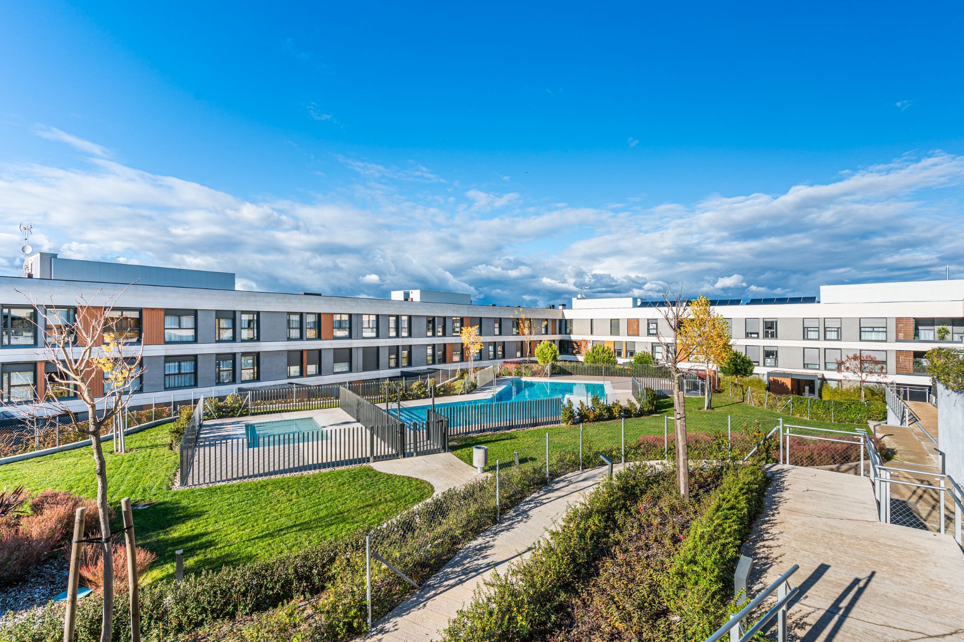 Exterior view of Flat for sale in Las Rozas de Madrid  with Air Conditioner, Heating and Private garden