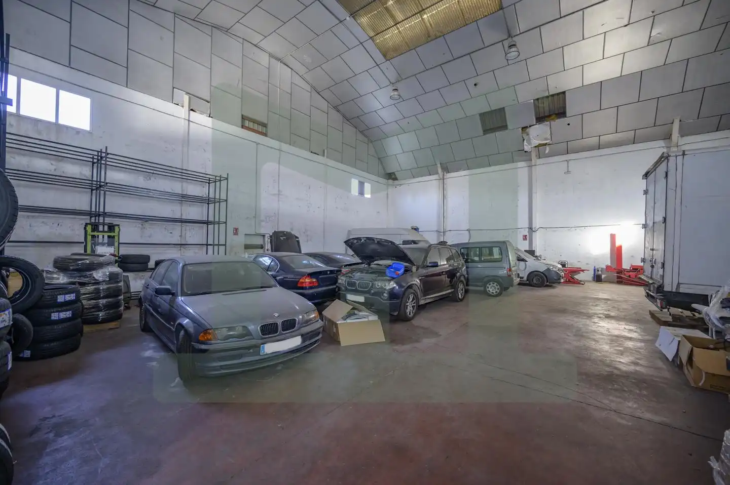 Parkplatz von Fabrikhallen zum Verkauf in Griñón