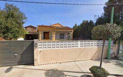 Vista exterior de Casa adosada en venda en L'Eliana amb Jardí privat, Terrassa i Piscina