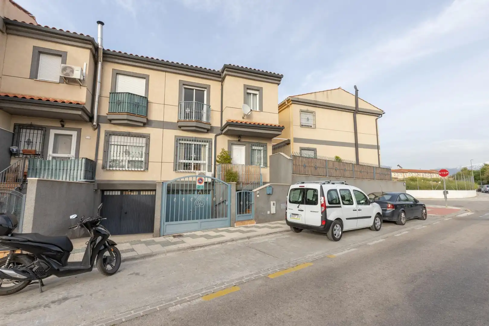 Vista exterior de Casa adosada en venda en Maracena amb Aire condicionat, Moblat i Balcó