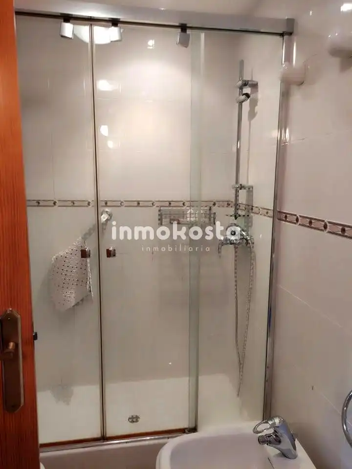 Bathroom of Flat for sale in L'Alfàs del Pi  with Air Conditioner, Terrace and Community pool