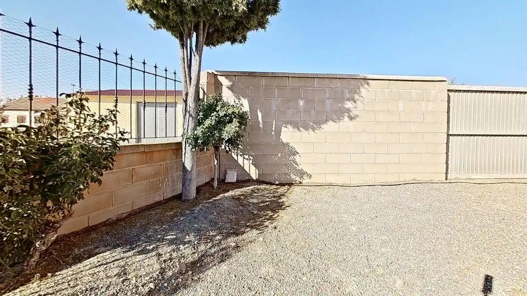 Vista exterior de Casa adosada en venda en Santiuste de San Juan Bautista amb Calefacció, Jardí privat i Moblat