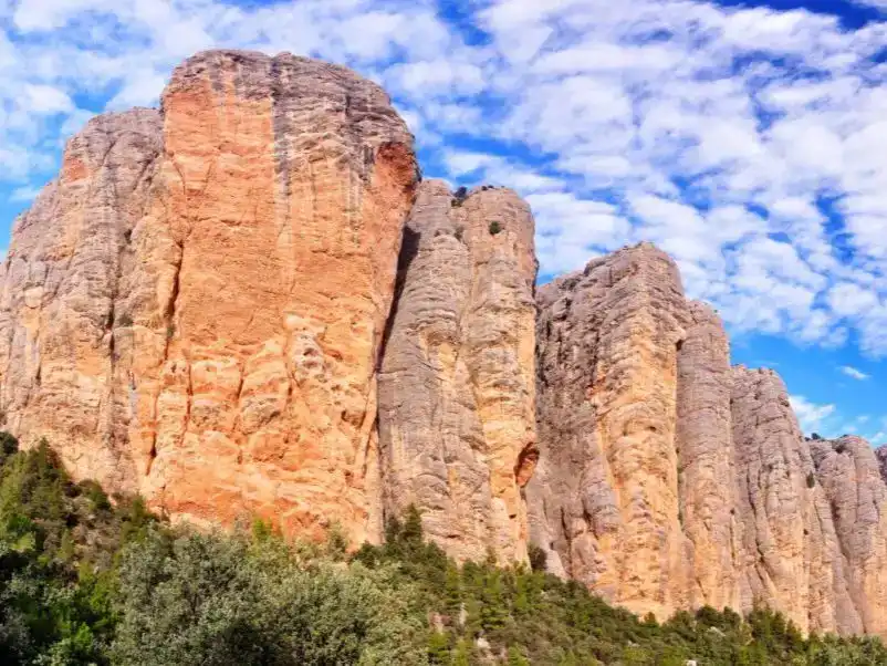Vista exterior de Casa adosada en venda en La Pobla de Benifassà amb Balcó