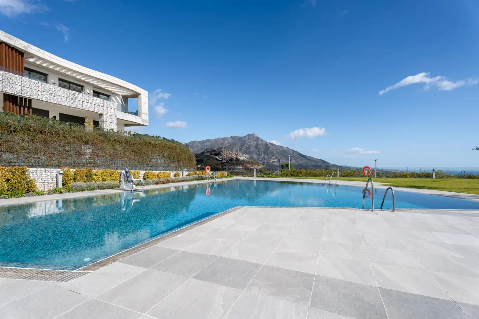 Swimming pool of Apartments for sale in Benahavís  with Air Conditioner, Terrace and Storage room