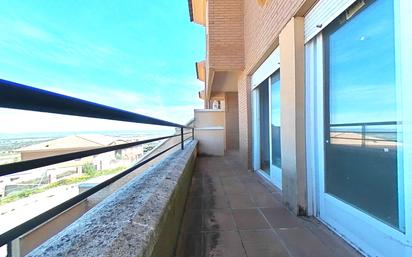 Vista exterior de Casa adosada en venda en Puertollano amb Jardí privat, Terrassa i Traster