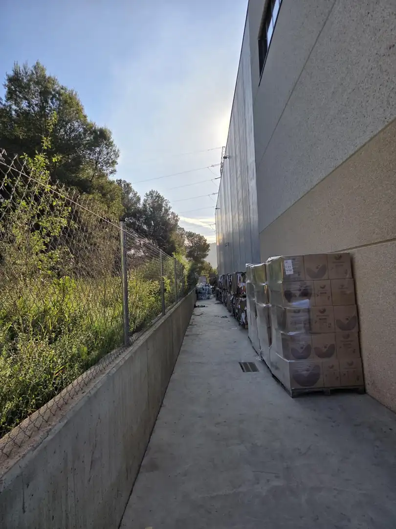 Vista exterior de Nave industrial en venta en Rubí