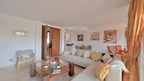 Sala d'estar de Casa adosada en venda en Mijas amb Aire condicionat, Terrassa i Piscina