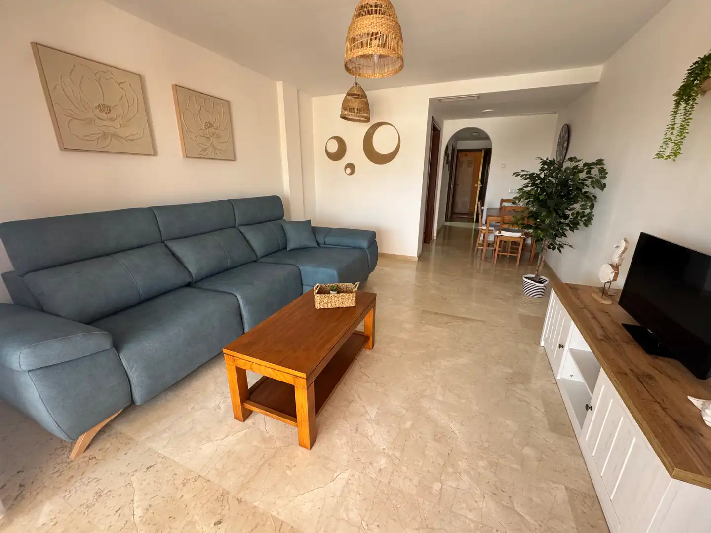 Sala d'estar de Apartament de lloguer en Fuengirola amb Aire condicionat, Terrassa i Moblat