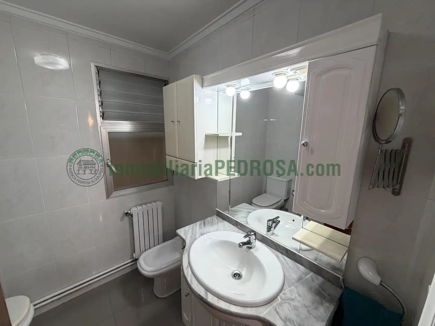 Baño de Piso de alquiler en Pontevedra Capital  con Calefacción, Amueblado y Balcón