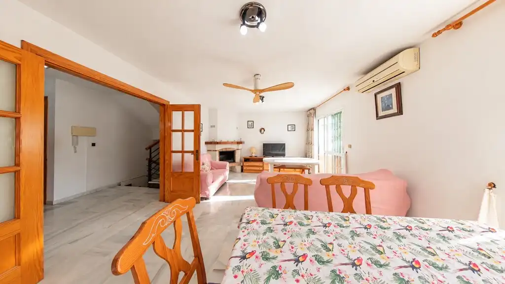 Sala de estar de Casa adosada en venta en Vélez-Málaga con Amueblado