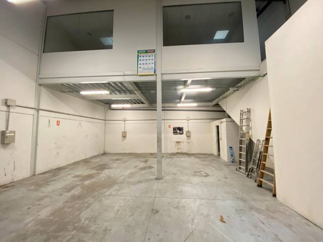 Nave industrial en Alquiler en Calle Soladores en Velilla de San Antonio