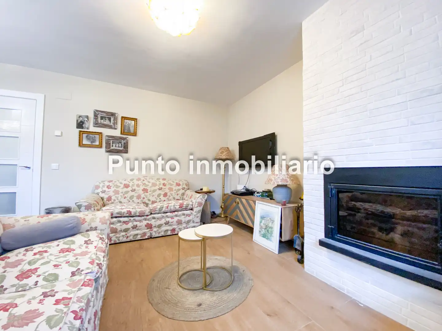 Sala d'estar de Casa adosada en venda en Valladolid amb Calefacció, Jardí privat i Parquet