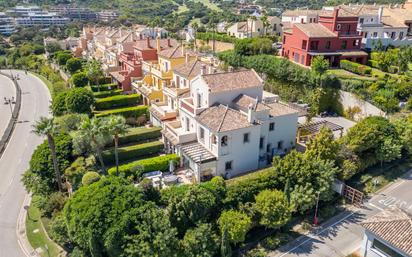 Vista exterior de Casa adosada en venda en Sotogrande amb Aire condicionat, Terrassa i Piscina