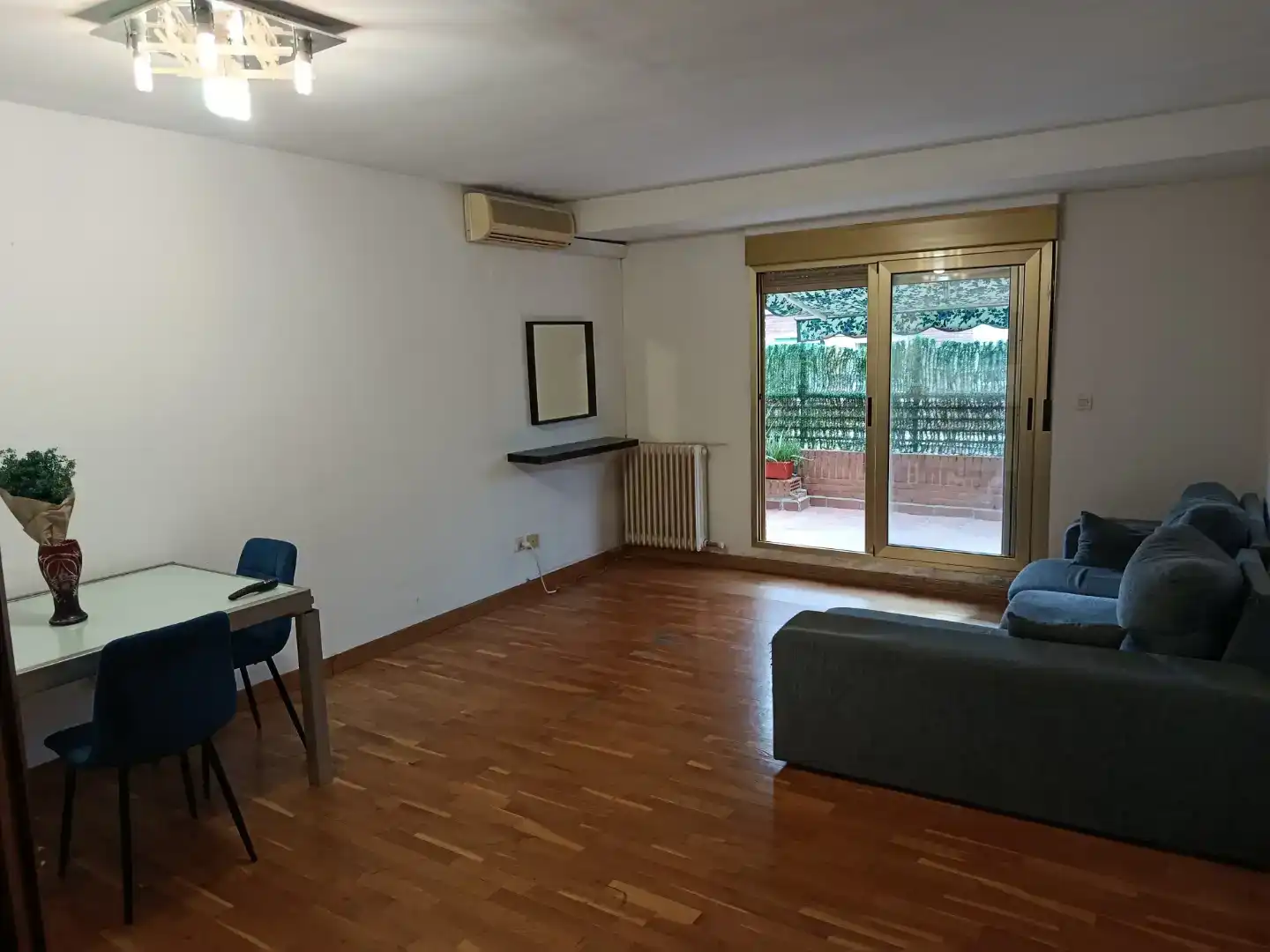 Sala de estar de Piso para compartir en Zaragoza con Parquet, Amueblado y Horno