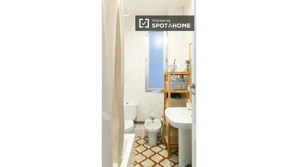 Bathroom of Flat for rent in Madrid  with Air Conditioner, Heating and Furnished