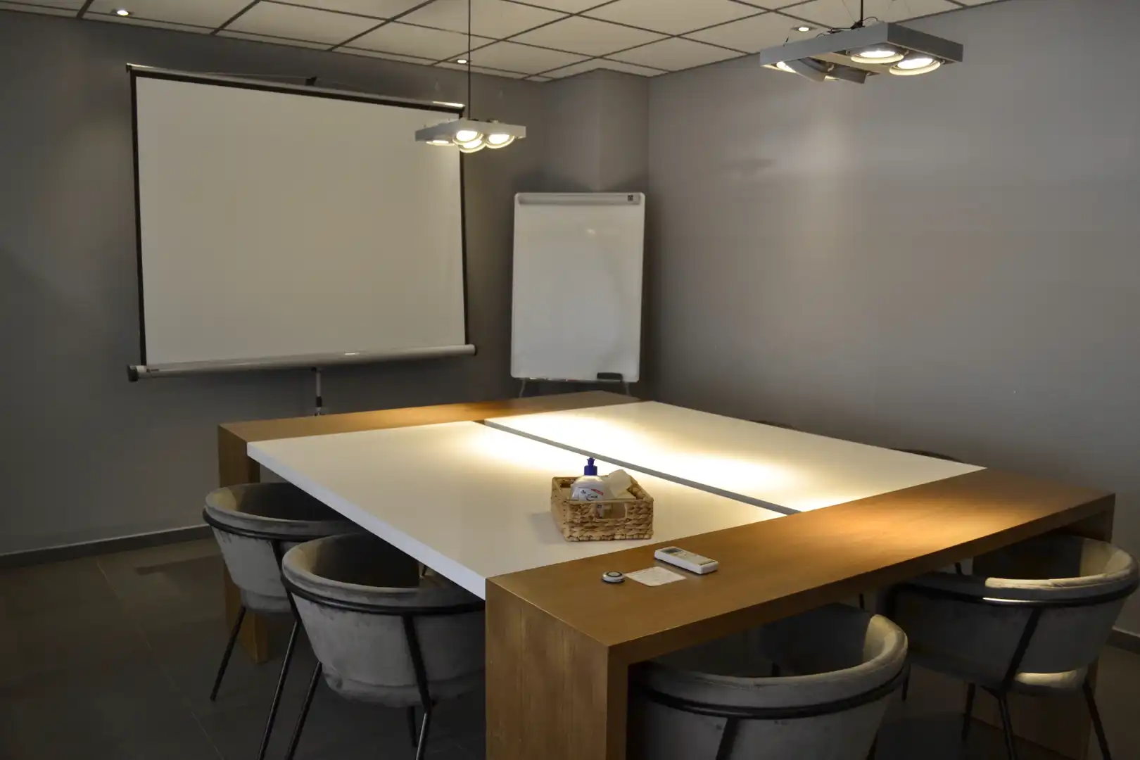 Büro zur Miete in Roquetas de Mar mit Klimaanlage, Heizung und Abstellraum