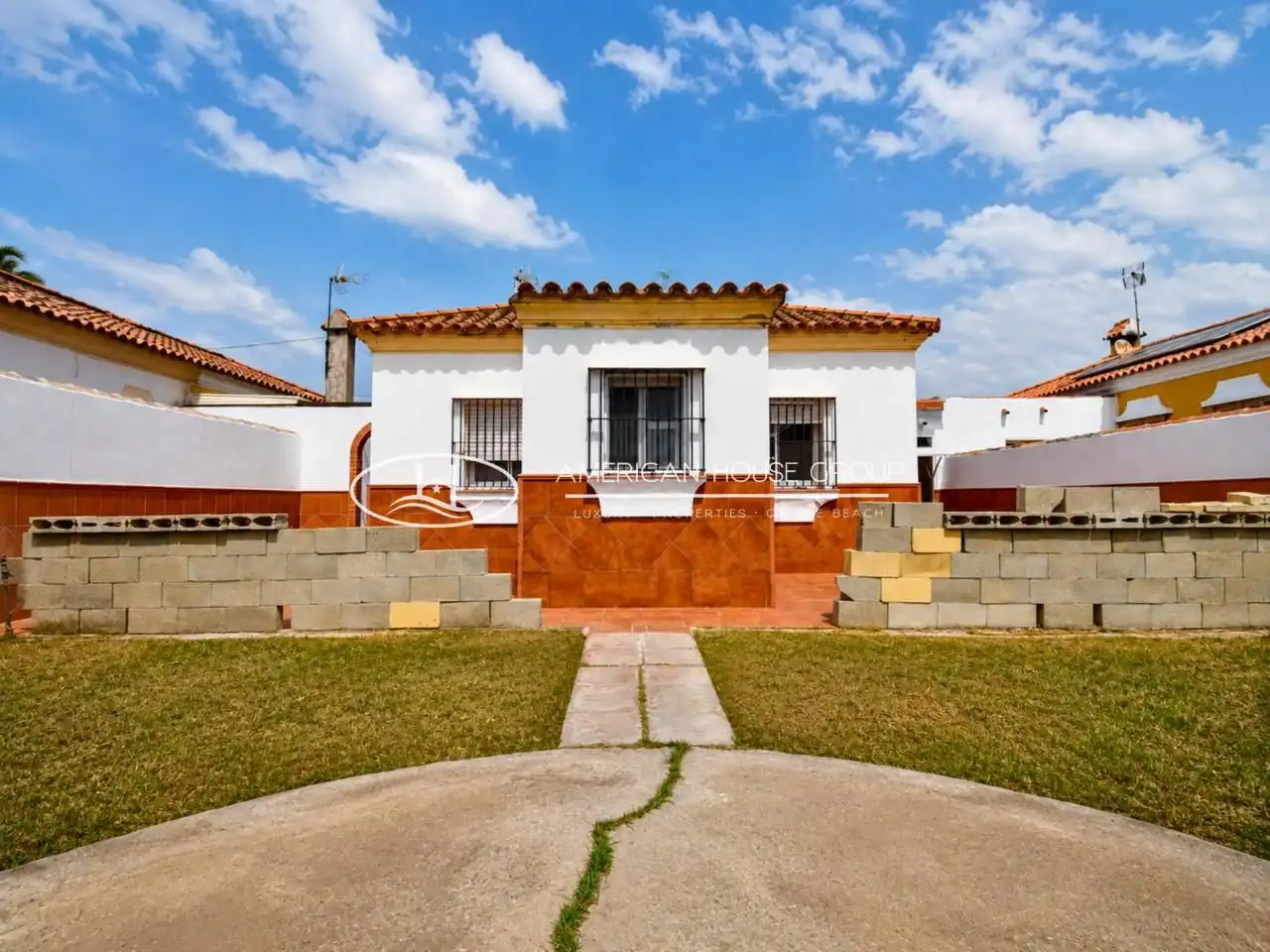 Vista exterior de Casa o xalet en venda en Chiclana de la Frontera amb Jardí privat