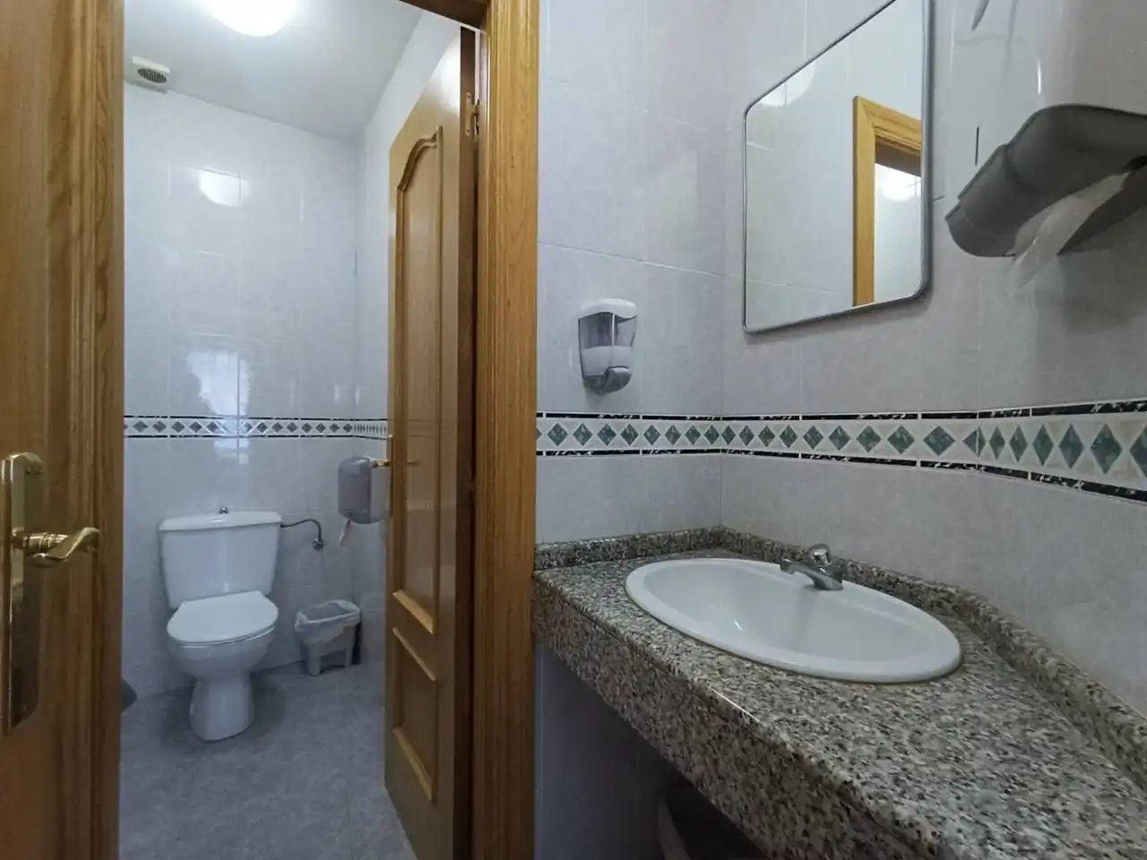 Baño de Local en venta en Burgos con Aire acondicionado