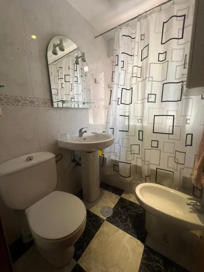 Baño de Piso de alquiler en Granada con Amueblado y Balcón